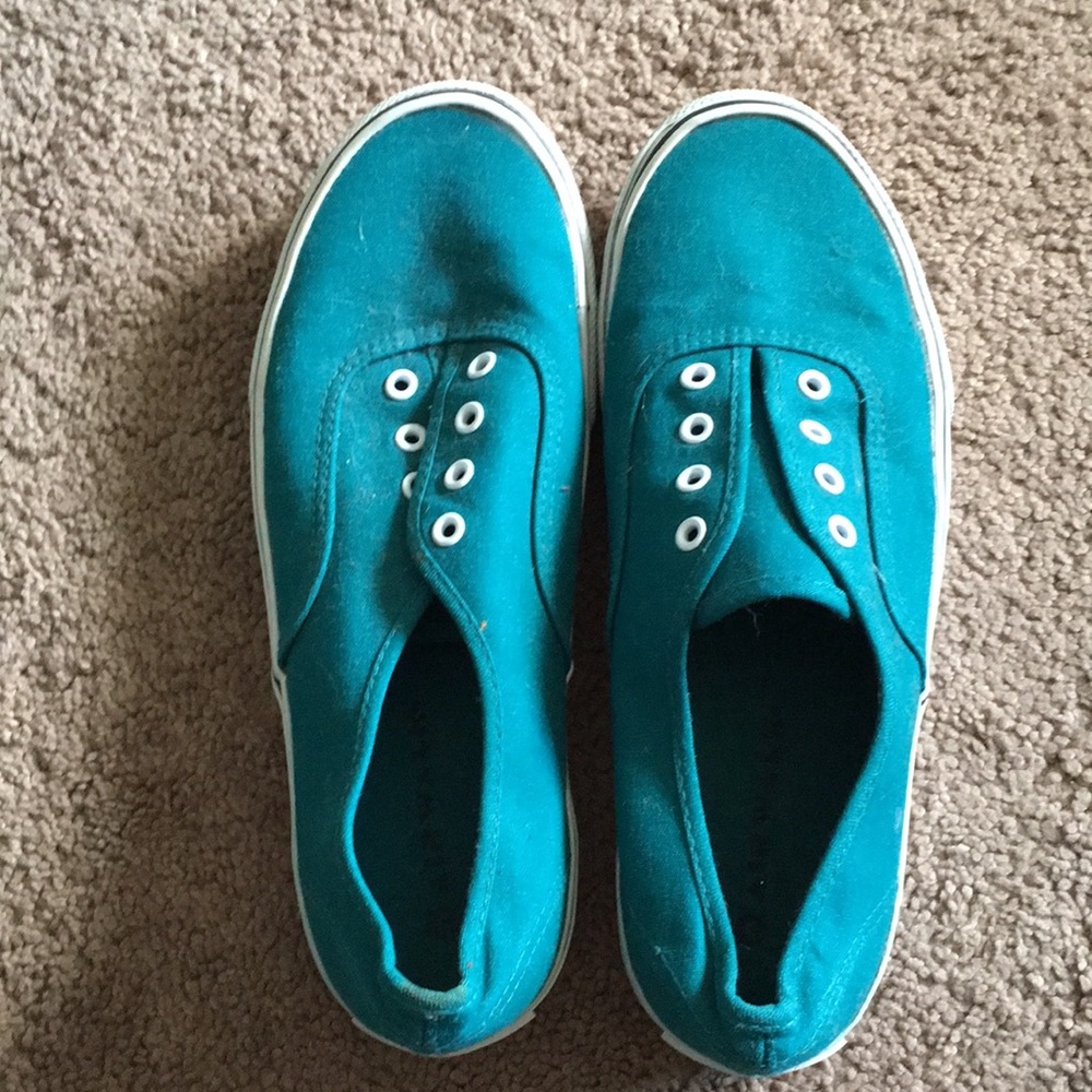 Airwalk size 8 1/2 teal shoes.